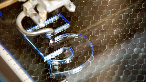 亞克力激光切割2 激光切割亞克力廣告牌,向世界遞出一張靚麗名片(圖2)