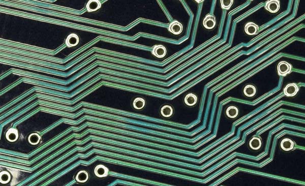 激光切割??15?m的pcb電路板鉆孔應(yīng)用(圖2)