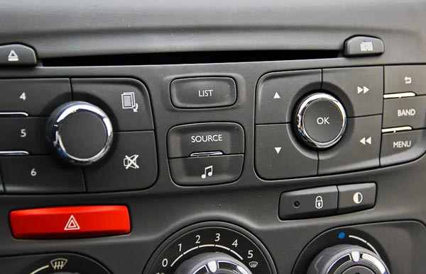 汽車標(biāo)識logo都是如何進(jìn)行打標(biāo)的？答案是用激光打標(biāo)機(jī)！(圖2)