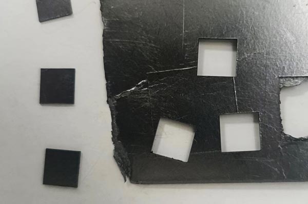 石墨片用什么切割呢？精密激光切割機！