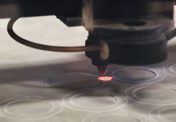 對比傳統(tǒng)模切機，激光模切機所具備的優(yōu)勢！(圖1)